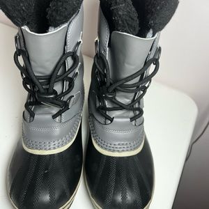 Kids sorel black and grey winter boot. Size 6 youth